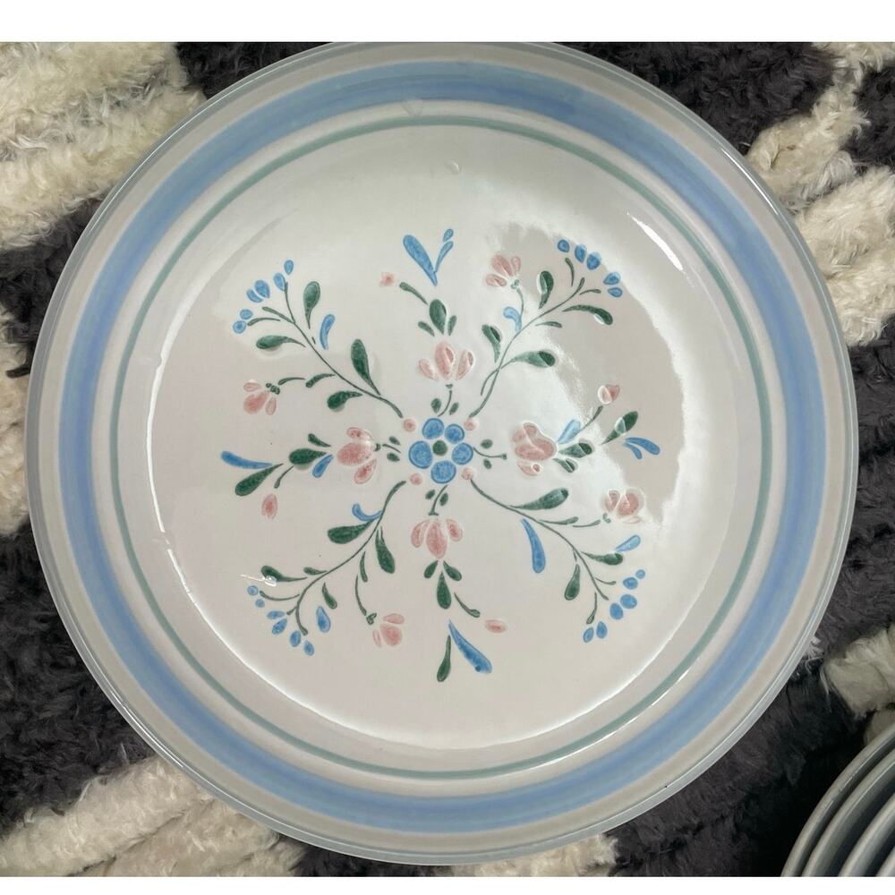 Fascino Vintage Blue Trim Floral Dinnerware Set (Service for 5).